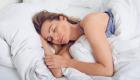 هل يضر النوم على الجانب الأيسر بصحة القلب؟