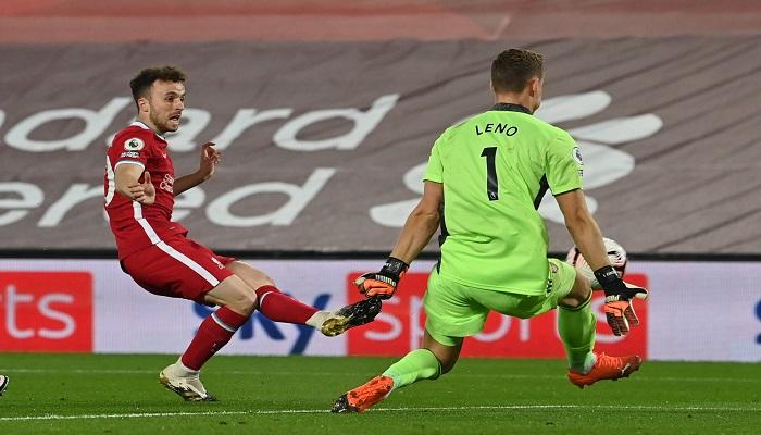 دييجو جوتا مهاجم ليفربول ضد حارس أرسنال