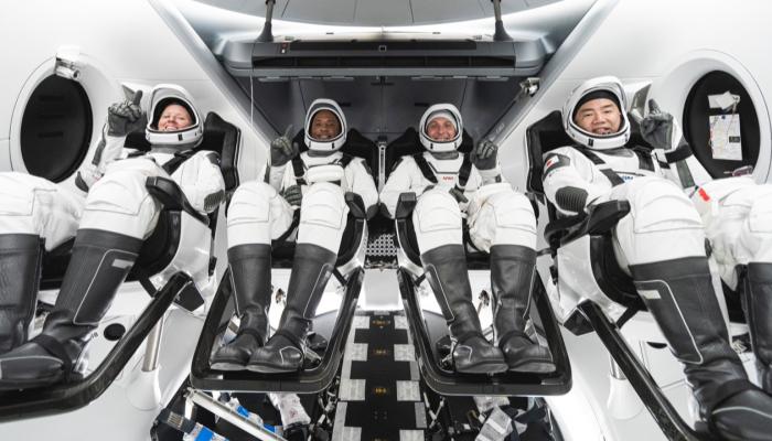 الرواد الذي ستحملهم SpaceX Crew-1