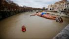 سكان روما يتحدون كورونا بالقفز في النهر البارد