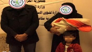 زوجان في بغداد خلال اعتقالهما بتهمة بيع طفلهما