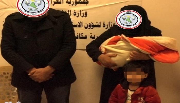 زوجان في بغداد خلال اعتقالهما بتهمة بيع طفلهما