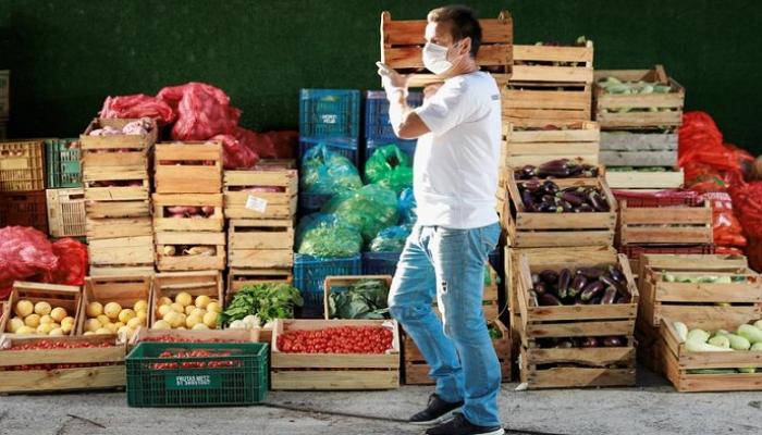 تاجر يبيع الخضار في أحد شوارع البرازيل