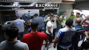 لبنانيون أمام شركة صرافة - رويترز