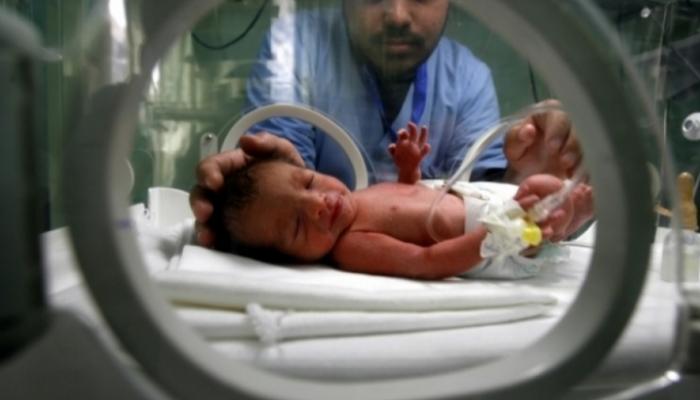 نفاد فحص مخبري يهدد حياة حديثي الولادة في غزة