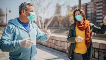 من الصعب بصفة خاصة التحدث بصوت مرتفع عند ارتداء الكمامة