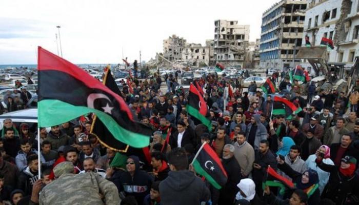 الليبيون يخرجون من وقت لآخر في مظاهرات ضد الفساد