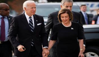 بيلوسي تأخذ بيد بايدن إلى الرئاسة- أرشيفية