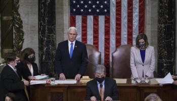 مايك بنس ورئيسة مجلس النواب نانسي بيلوسي خلال جلسة الكونجرس