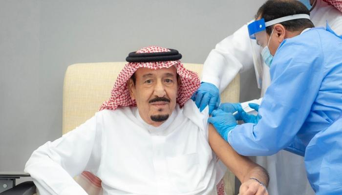 خادم الحرمين الشريفين يتلقى الجرعة الأولى من لقاح كورونا