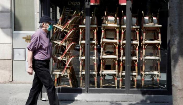 فرنسي يسير أمام مطعم مغلق خلال فترة إجراءات العزل