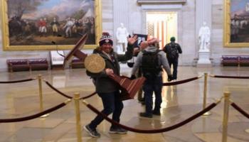 أحد مثيري الشغب داخل الكابيتول أثناء سرقة منصة تحدث- أرشيفية