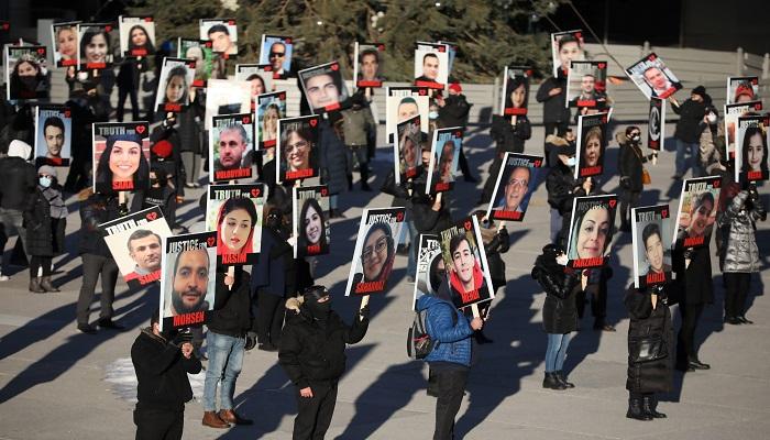 كنديون فقدوا أقارب لهم ينظمون وقفة لإحياء ذكرى إسقاط الطائرة