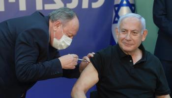 نتنياهو خلال تلقي الجرعة الثانية من لقاح فيروس كورونا