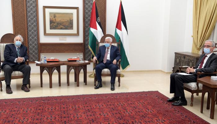 جانب من لقاء الرئيس الفلسطيني ورئيس لجنة الانتخابات