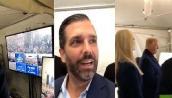 صورة لعائلة ترامب ومسؤولي إدارته داخل الخيمة