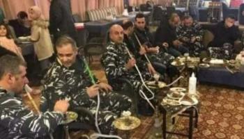 عدد من العناصر الأمنية في مخالفة واضحة لقيود كورونا