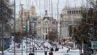 إسبانيا تغيث مناطق عزلتها الثلوج بلقاح كورونا وإمدادات غذائية