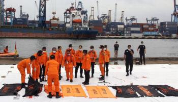 Les deux boîtes noires de l'avion indonésien ont été localisées