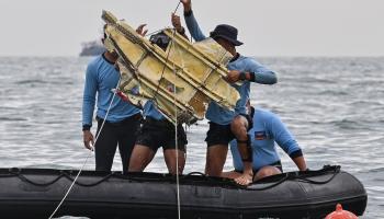 التقاط حطام للطائرة المنكوبة