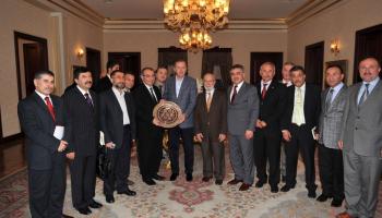 أردوغان وعلى شماله مؤسس شركة 