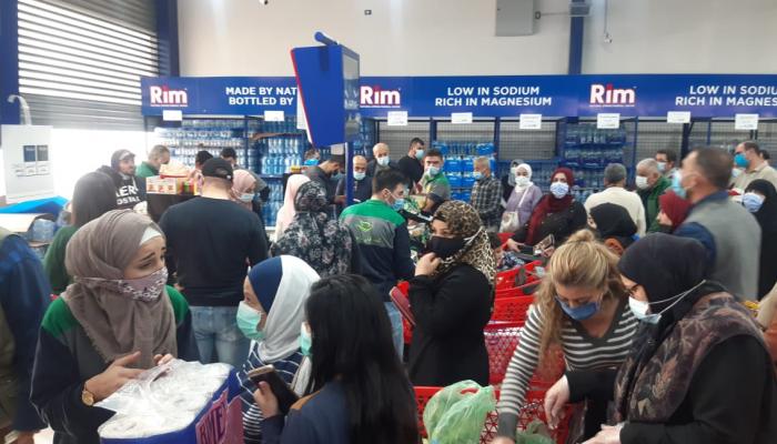 تهافت اللبنانيين على شراء المواد الغذائية قبل الاقفال