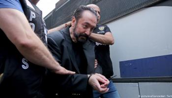 عدنان أوكتار عقب اعتقاله