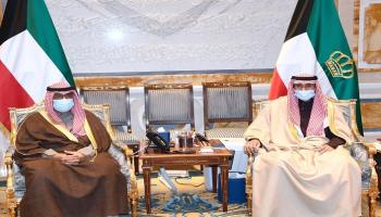 جانب من استقبال أمير الكويت لرئيس الوزراء بقصر بيان