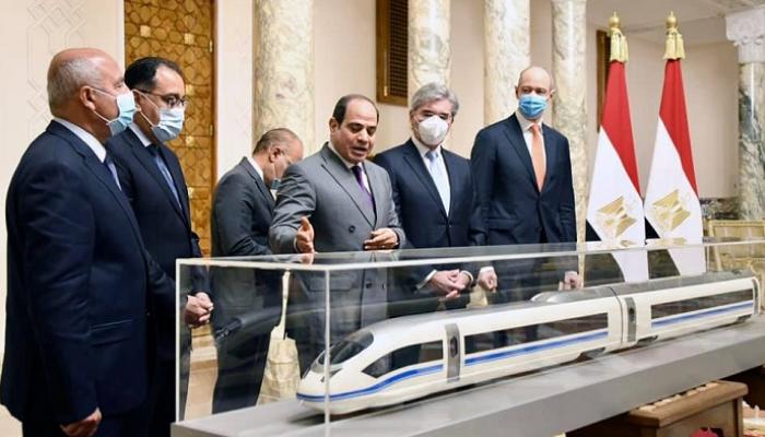 الرئيس السيسي يستعرض مجسما لمشروع القطار الكهربائي