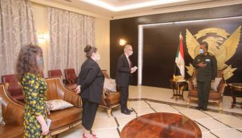 البرهان خلال استقباله المبعوث الفرنسي