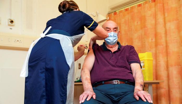 بريطاني يتلقى التطعيم بلقاح كورونا