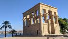 مرممون مصريون ينتهون من مشروع لحماية آثار معبد إيزيس بأسوان