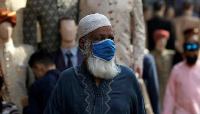 رجل يرتدي كمامة للوقاية من فيروس كورونا في باكستان