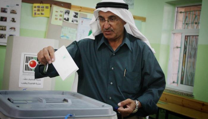 فلسطيني يدلي بصوته في انتخابات سابقة