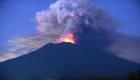 بركان جبل ميرابي في إندونيسيا يطلق سحابة من "الرماد الحارق"