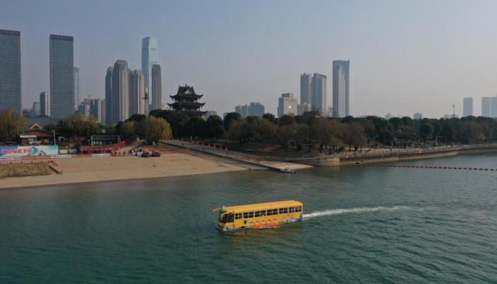 بالصور.. حافلة تتحول إلى سفينة في الصين