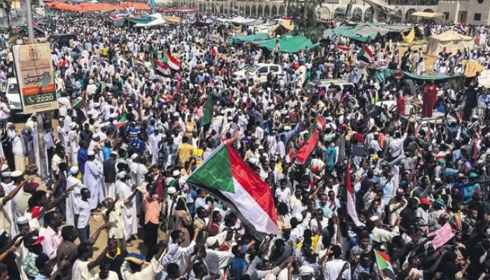 جانب من المظاهرات السودانية التي أسقطت نظام الإخوان