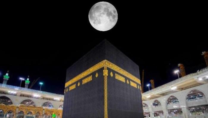 ظاهرة فلكية نادرة في سماء مكة.. تعامد القمر على الكعبة