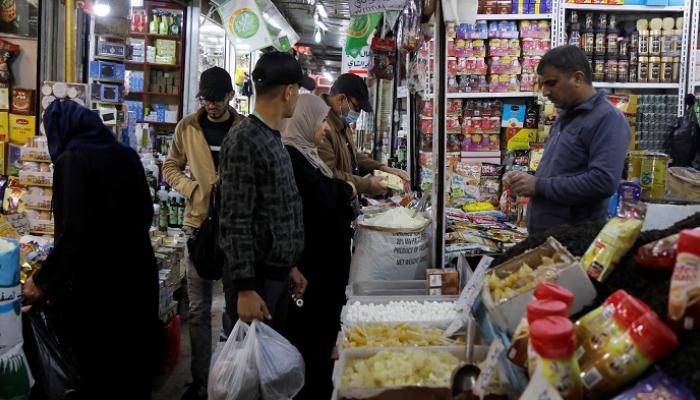 عراقيون يتسوقون في سوق للمواد الغذائية في بغداد- رويترز
