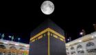 Un phénomène astronomique rare dans le ciel de La Mecque ... la lune se trouve verticalement sur la Sainte Kaaba