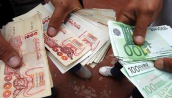 الدينار يتراجع أمام اليورو  