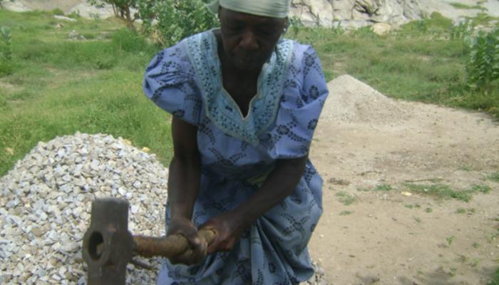 امرأة من جنوب السودان تكسر الحجارة بجبل كجور 