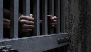 رجل خلف القضبان - صورة أرشيفية