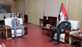 جانب من لقاء البرهان والسفير البريطاني بالخرطوم