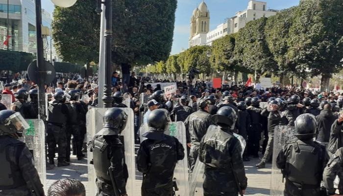  Manifestation massive dans la rue Habib Bourguiba contre les Frères musulmans