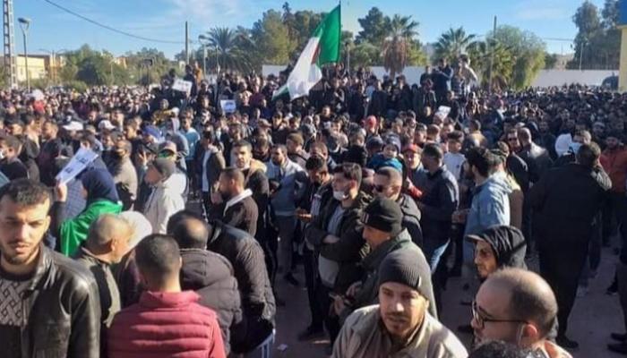 مظاهرة حاشدة بالجزائر تطالب بالقضاء على الفساد وتوفير فرص العمل 