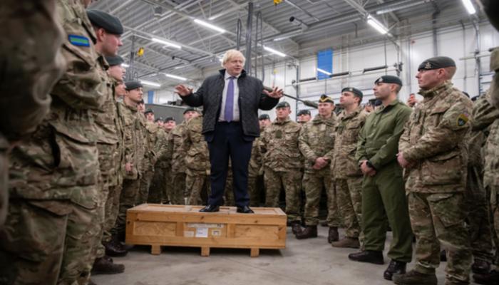  رئيس الوزراء البريطاني وسط جنود الجيش