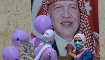 سيدتان أردنيتان أمام صورة للملك عبدالله الثاني
