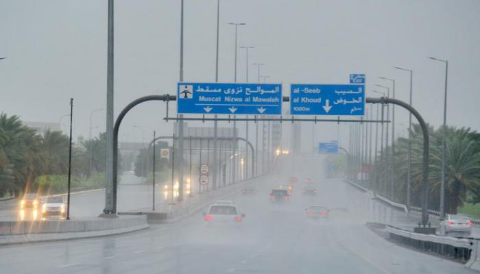 أمطار شديدة الغزارة في مسقط جراء الإعصار شاهين
