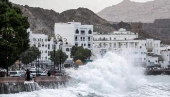 ارتفاع الموج جراء إعصار شاهين